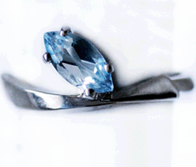 Тонкое серебряное кольцо с голубым топазом Россия